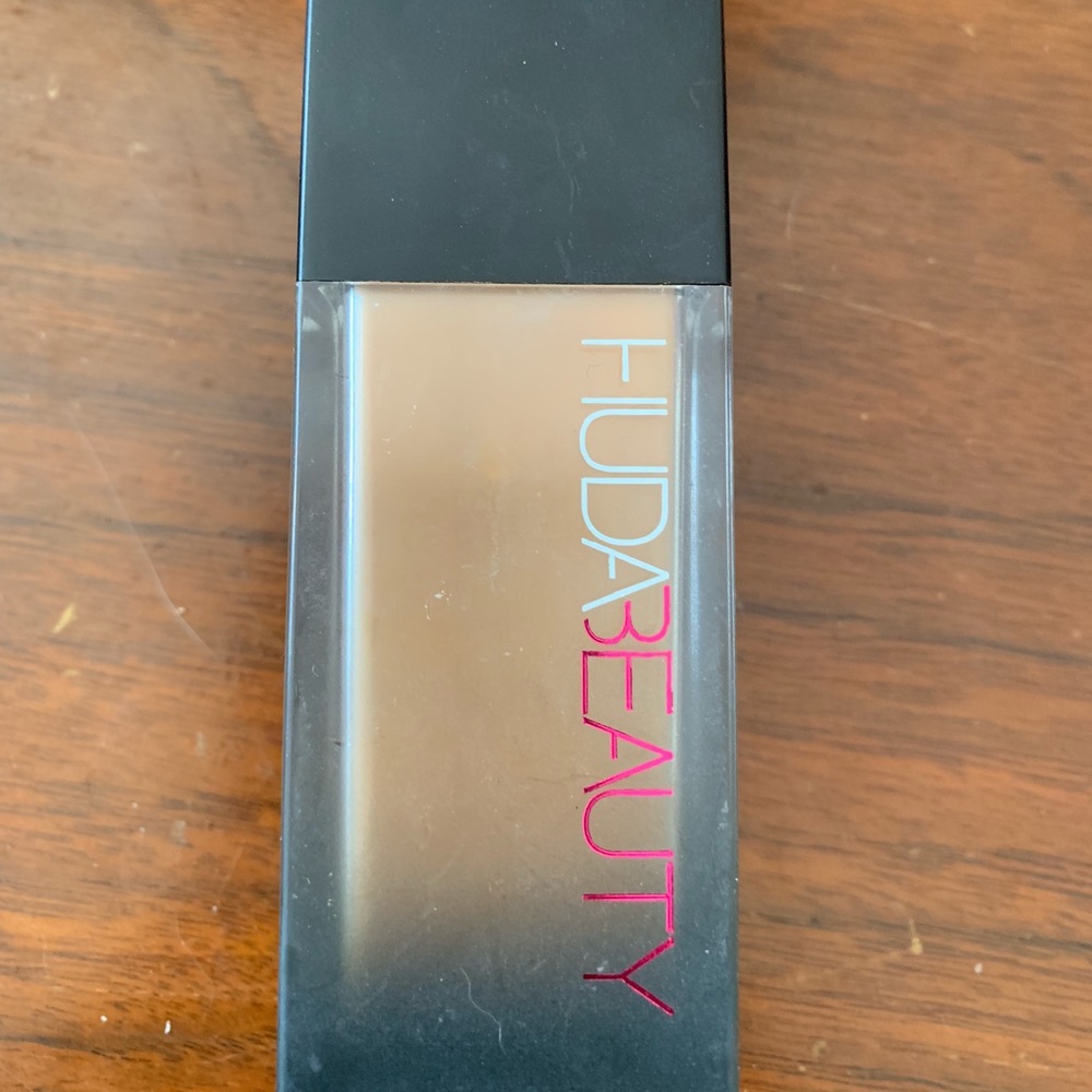 Huda beauty foundation butter pecan shade